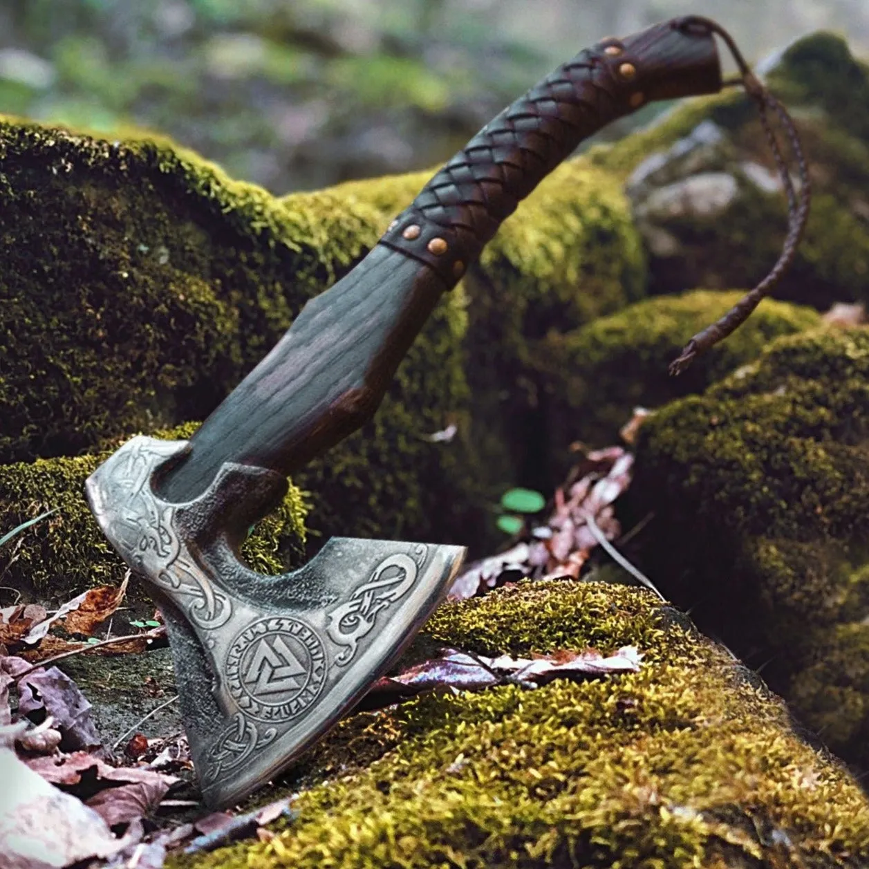 VIKING AXE "VALKNUT" FORGED CARBON STEEL